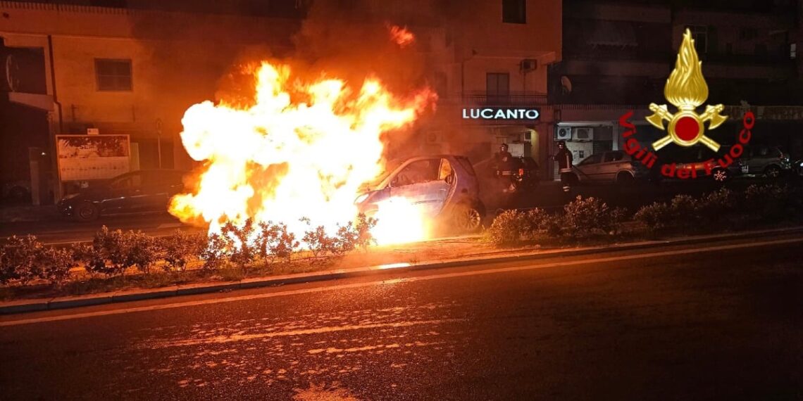 Panico nel centro di Crotone, un’auto prende fuoco