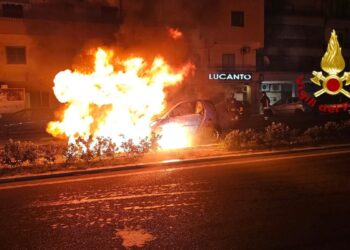 Panico nel centro di Crotone, un’auto prende fuoco
