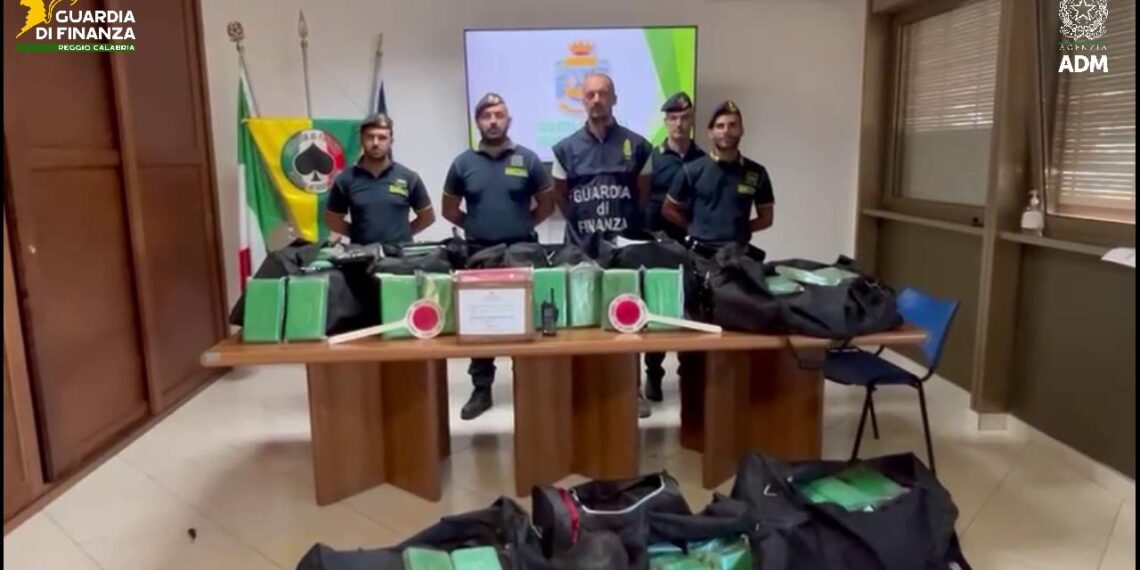 Sequestrati dalla GdF e dall’MT 288 kg di cocaina presso il porto di Gioia Tauro (VIDEO)