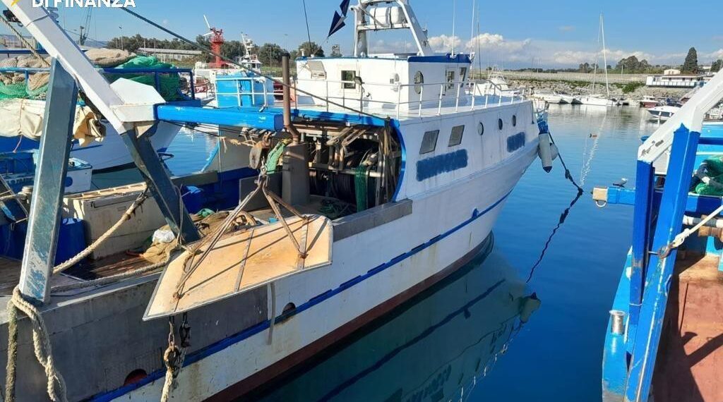 Confiscati un’imbarcazione, un fabbricato, 3 autoveicoli e una società ad un narcorafficante e usuraio calabrese contiguo alla ‘ndrangheta (VIDEO)