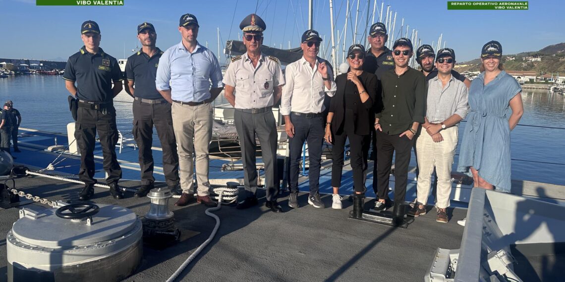 Una delegazione di magistrati stranieri ha fatto visita al comando provinciale della Guardia di Finanza e al ROAN di Vibo Valentia 1 Una delegazione di magistrati stranieri ha fatto visita al comando provinciale della Guardia di Finanza e al ROAN di Vibo Valentia