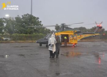 Trasporto solenne del simulacro della madonna di Fatima, con un elicottero della Guardia di Finanza