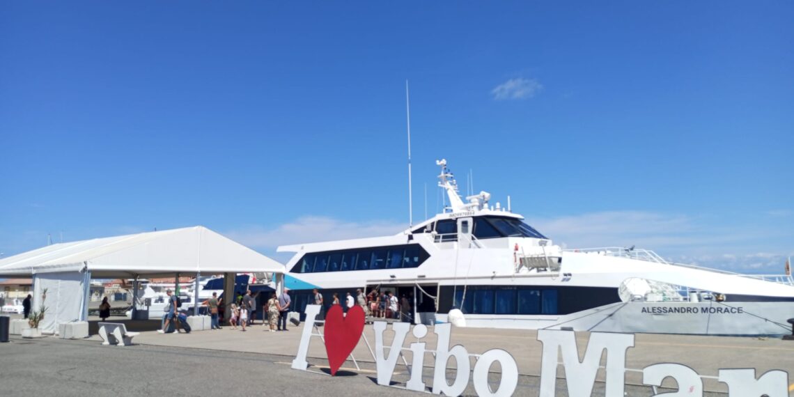 Anche la prima domenica di settembre è stata di grandi flussi turistici al Porto di Vibo Marina 1 Anche la prima domenica di settembre è stata di grandi flussi turistici al Porto di Vibo Marina