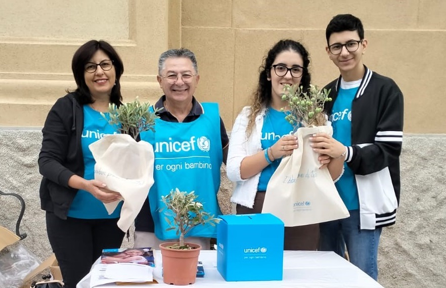 Campagna Ulivo UNICEF 2025: grande successo in tutta Italia. In Provincia di Vibo Valentia vendute oltre 500 piantine 1 Campagna Ulivo UNICEF 2025: grande successo in tutta Italia. In Provincia di Vibo Valentia vendute oltre 500 piantine