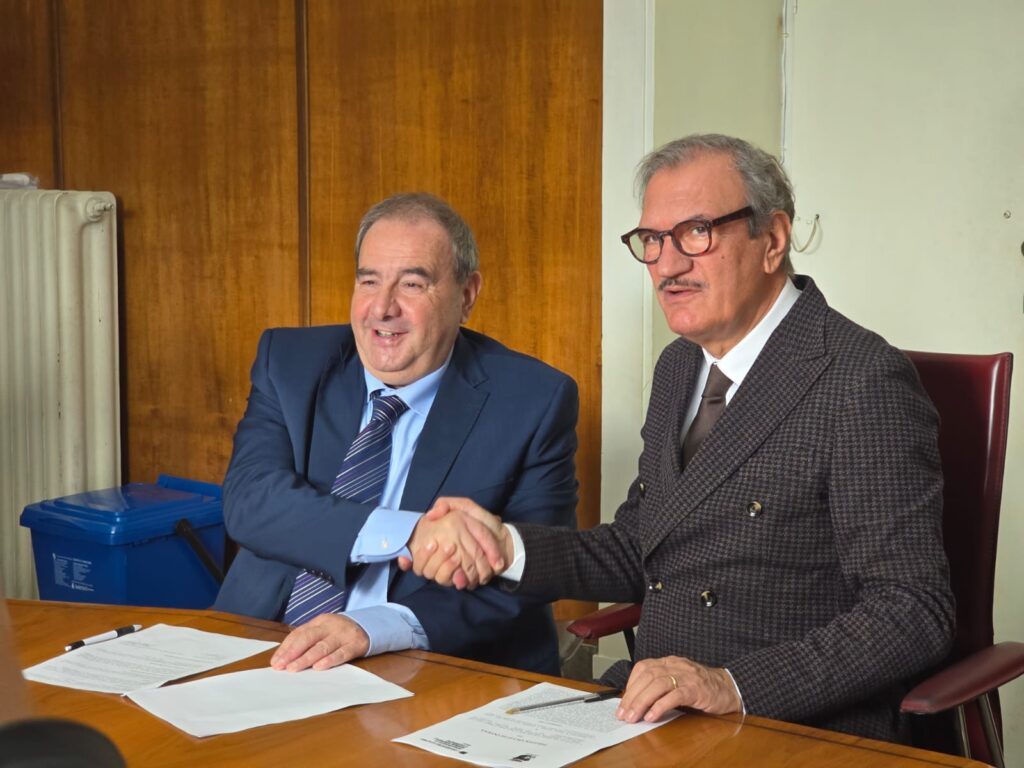 Comune di Vibo Valentia e Università della Calabria firmano il protocollo per un Centro di alta formazione in città 3 Franco Rubino Enzo Romeo firma protocollo alta formazione Vibo Valentia 1
