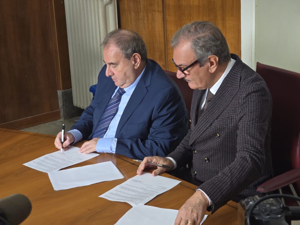 Comune di Vibo Valentia e Università della Calabria firmano il protocollo per un Centro di alta formazione in città 4 Franco Rubino Enzo Romeo firma protocollo alta formazione Vibo Valentia 2