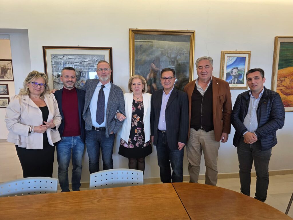 Comune di Pizzo, otto stabilizzazioni a tempo pieno in una settimana 2 Il sindaco Pititto con i dirigenti e gli impiegati del comune contrattualizzati full time