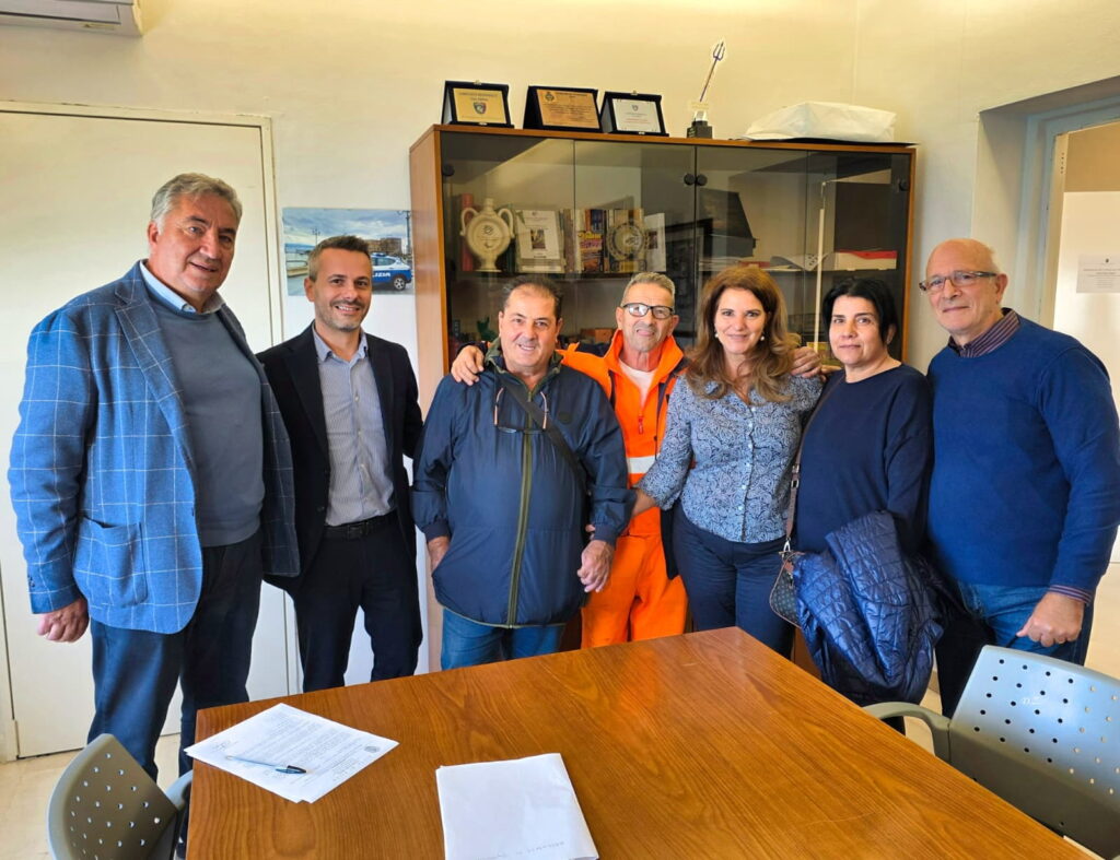 Comune di Pizzo, cinque dipendenti firmano per il full-time 2 Il sindaco Pititto il segretario Impusino e i 5 dipendenti comunali ora full time