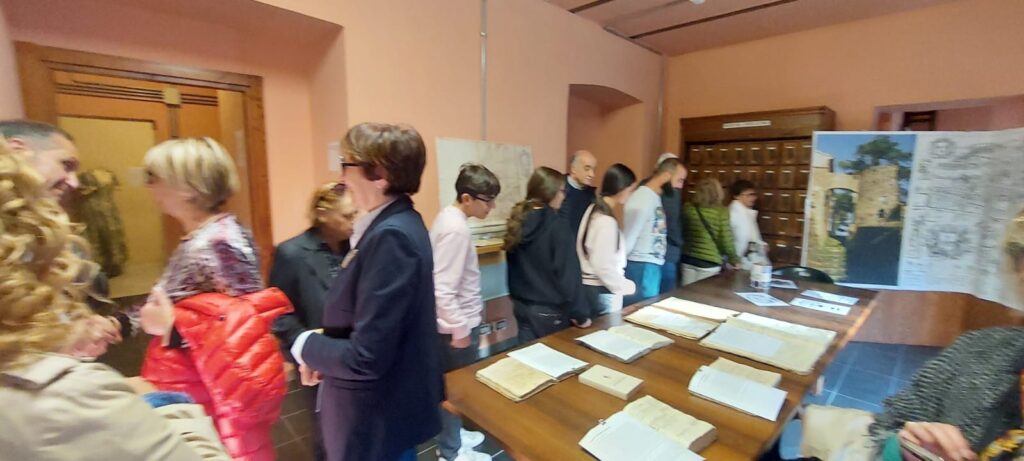 L’Archivio Storico Comunale apre le porte in una domenica vissuta tra memorie, scoperte e storie di famiglia 2 WhatsApp Image 2025 10 13 at 19.34.29