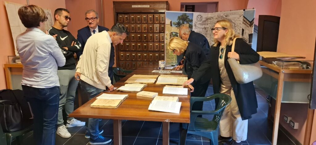 L’Archivio Storico Comunale apre le porte in una domenica vissuta tra memorie, scoperte e storie di famiglia 4 WhatsApp Image 2025 10 13 at 19.34.31 1