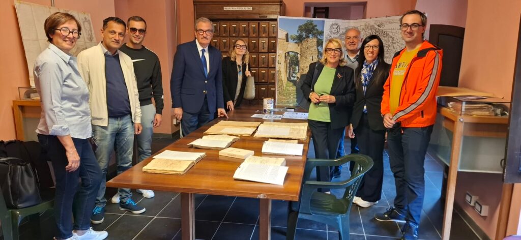 L’Archivio Storico Comunale apre le porte in una domenica vissuta tra memorie, scoperte e storie di famiglia 3 WhatsApp Image 2025 10 13 at 19.34.35