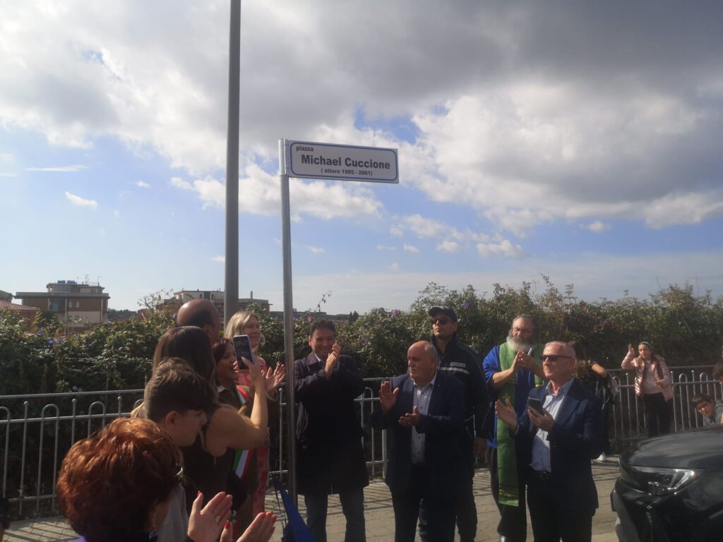 Intitolata una piazza al giovane attore italo canadese di origine vibonese Michael Cuccione (VIDEO) 2 WhatsApp Image 2025 10 21 at 15.38.37