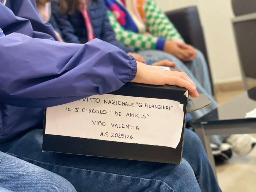 Una delegazione del Convitto Filangeri fa visita al Comando provinciale dei Carabinieri di Vibo Valentia (VIDEO) 3 WhatsApp Image 2025 10 22 at 14.08.58