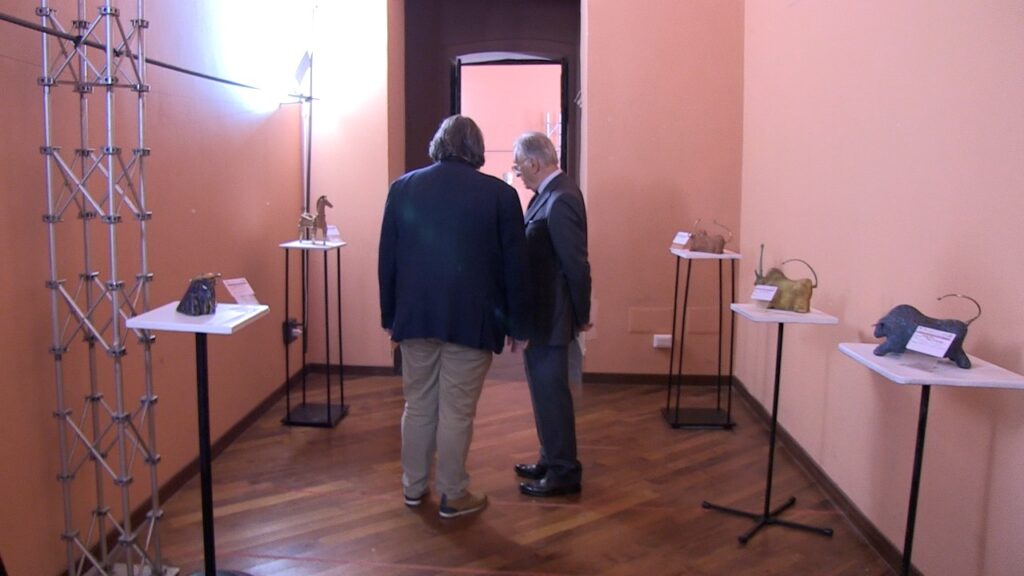 A Palazzo Gagliardi una Collettiva di Scultura per onorare la memoria dell'artista Gregorio Prestia (VIDEO) 1 WhatsApp Image 2025 10 22 at 17.54.05