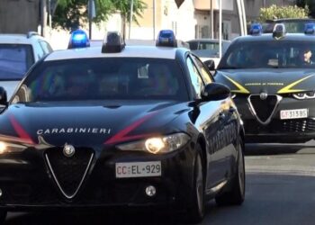 I Carabinieri e Finanzieri arrestano 5 persone per associazione a delinquere finalizzata alla frode sportiva (seguono aggiornamenti) 4 I Carabinieri e Finanzieri arrestano 5 persone per associazione a delinquere finalizzata alla frode sportiva (seguono aggiornamenti)