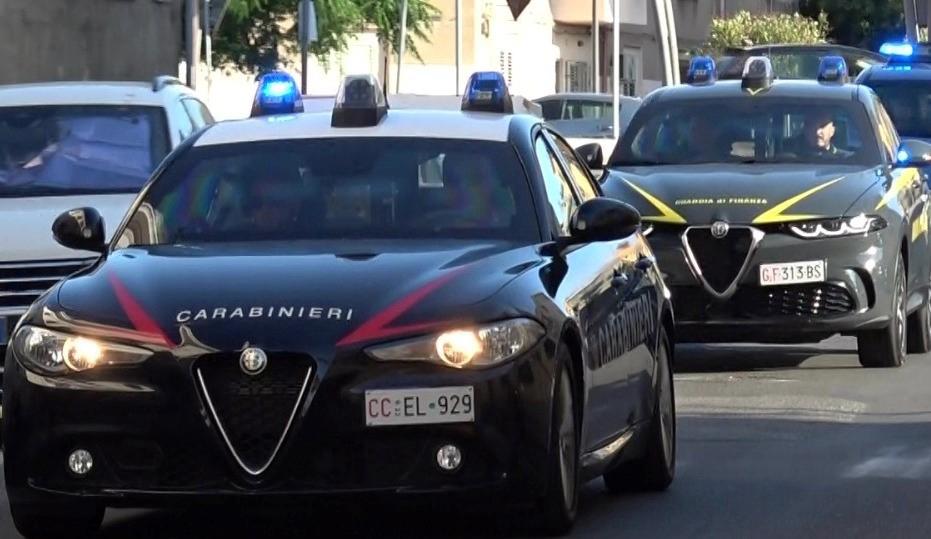 I Carabinieri e Finanzieri arrestano 5 persone per associazione a delinquere finalizzata alla frode sportiva (seguono aggiornamenti) 1 I Carabinieri e Finanzieri arrestano 5 persone per associazione a delinquere finalizzata alla frode sportiva (seguono aggiornamenti)
