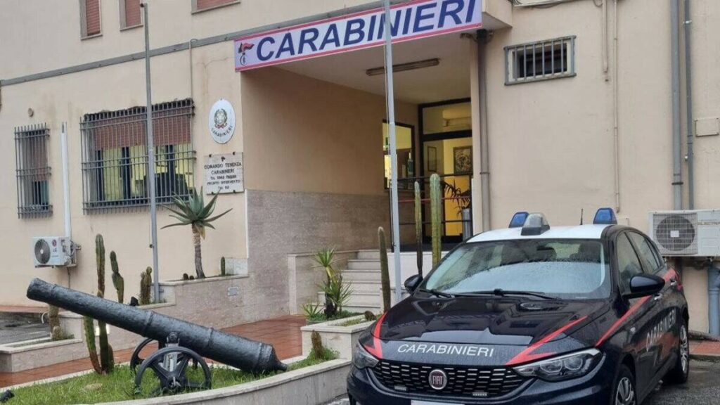 Cerca di rapinare un'anziana donna ma viene riconosciuto e arrestato 1 carabinieri isola capo rizzuto 39768