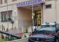 Cerca di rapinare un’anziana donna ma viene riconosciuto e arrestato