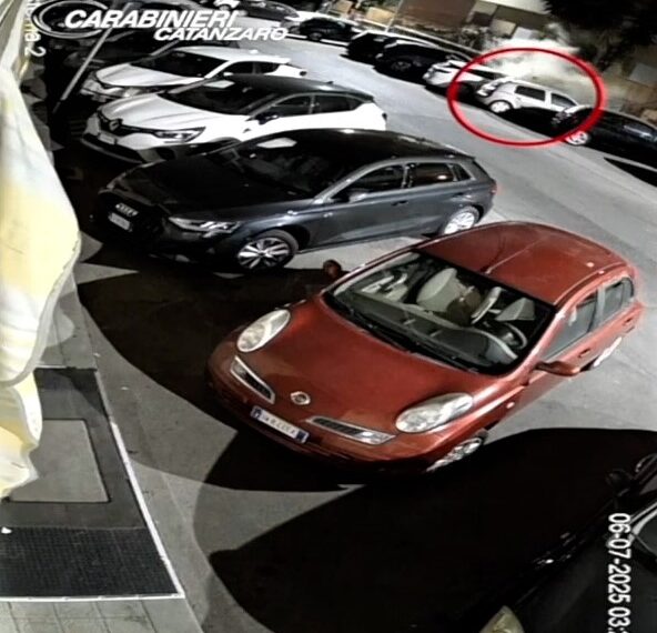 I Carabinieri hanno arrestato un 17enne di Lamezia Terme autore di oltre 27 tra furti e danneggiamenti (VIDEO) 1 I Carabinieri hanno arrestato un 17enne di Lamezia Terme autore di oltre 27 tra furti e danneggiamenti (VIDEO)