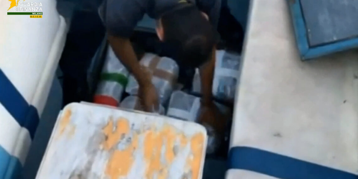 Associazione criminale armata legata alla ‘ndrangheta della locride dedita al traffico internazionale di stupefacenti: 15 arresti (VIDEO) 1 Associazione criminale armata legata alla ‘ndrangheta della locride dedita al traffico internazionale di stupefacenti: 15 arresti (VIDEO)