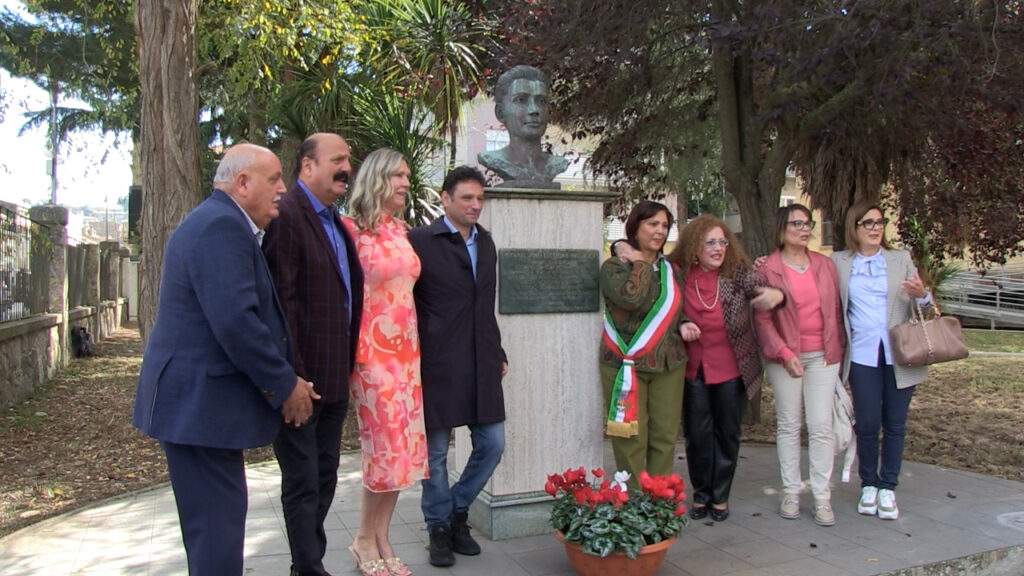 Intitolata una piazza al giovane attore italo canadese di origine vibonese Michael Cuccione (VIDEO) 1 da mettere su dvd.00 01 19 18.Immagine1363