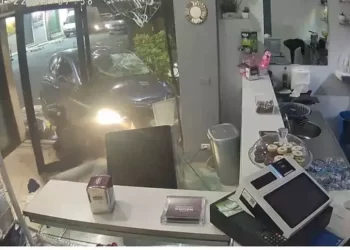 Un'auto è piombata contro la vetrina di un bar a Reggio Calabria ferendo cinque persone (VIDEO) 7 Un’auto è piombata contro la vetrina di un bar a Reggio Calabria ferendo cinque persone (VIDEO)