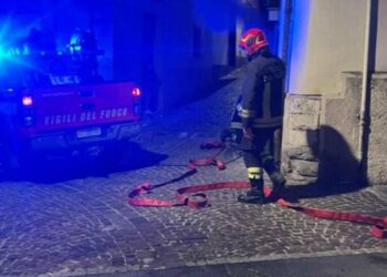 L’incendio all’interno di un negozioche vende “Kebab” ha bloccato il centro di Catanzaro