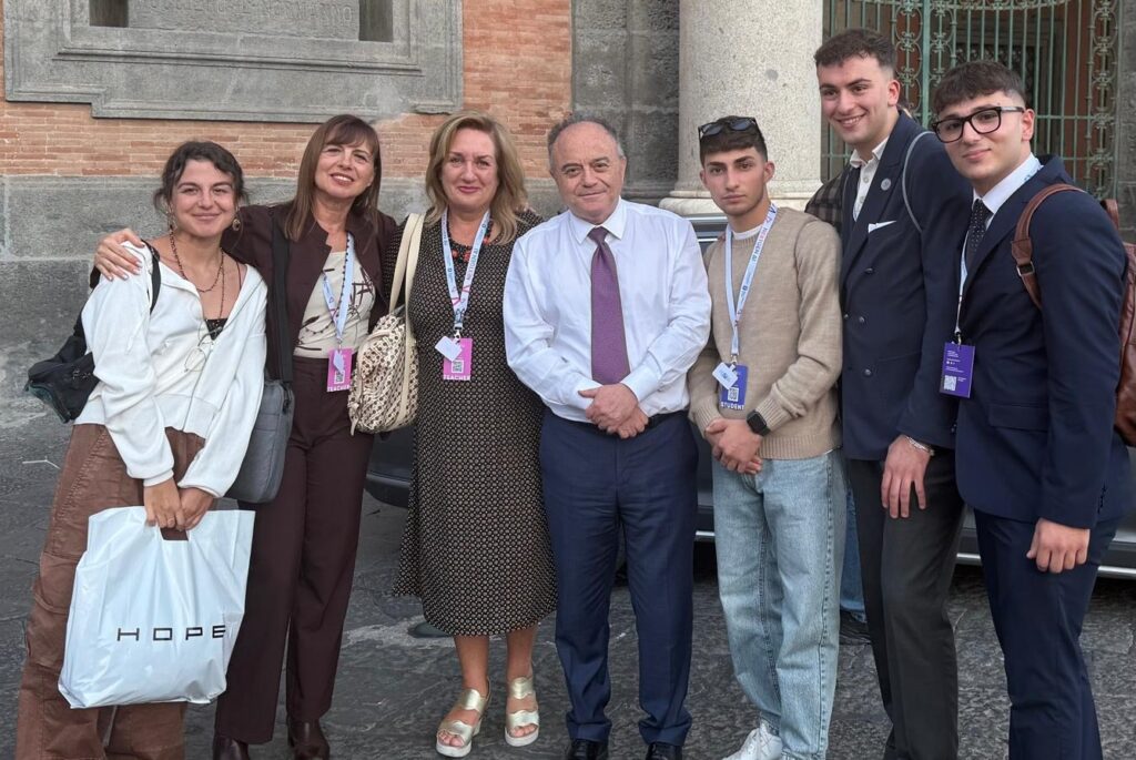 Le Consulte studentesche incontrano il Procuratore Gratteri: una lezione esclusiva in Piazza Plebiscito a Napoli 1 giovani con gratteri