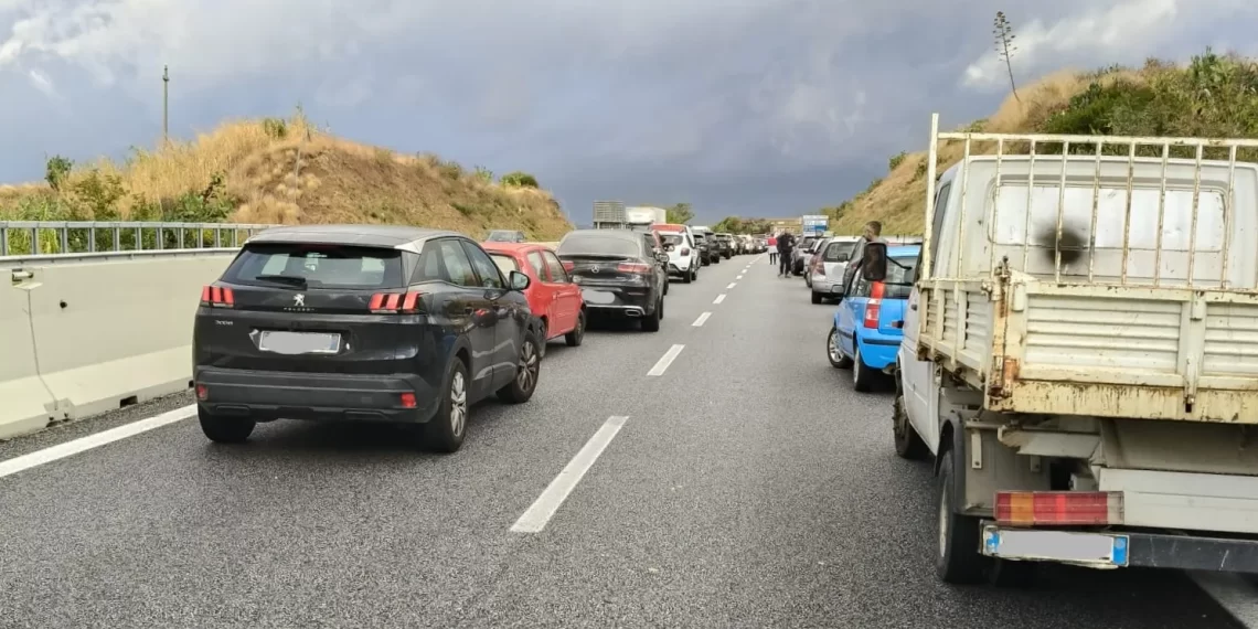 Traffico bloccato per un incidente tra Catona e Villa San Giovanni 1 Traffico bloccato per un incidente tra Catona e Villa San Giovanni