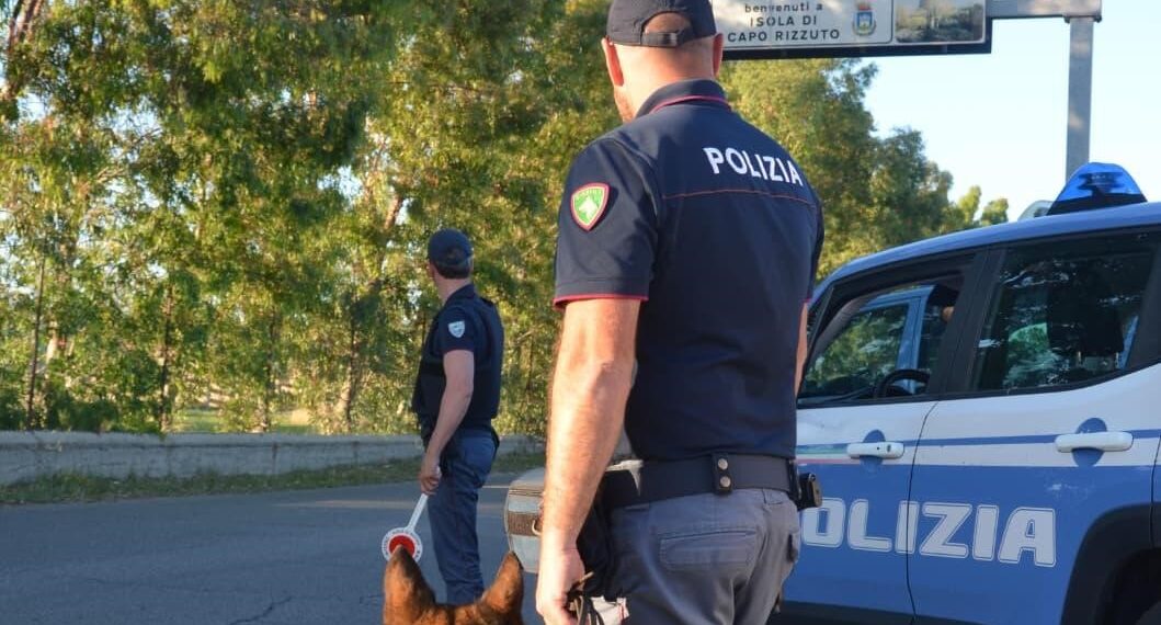 La Polizia effettua controlli ad Isola Capo Rizzuto e a Crotone 1 La Polizia  effettua controlli ad Isola Capo Rizzuto e a Crotone