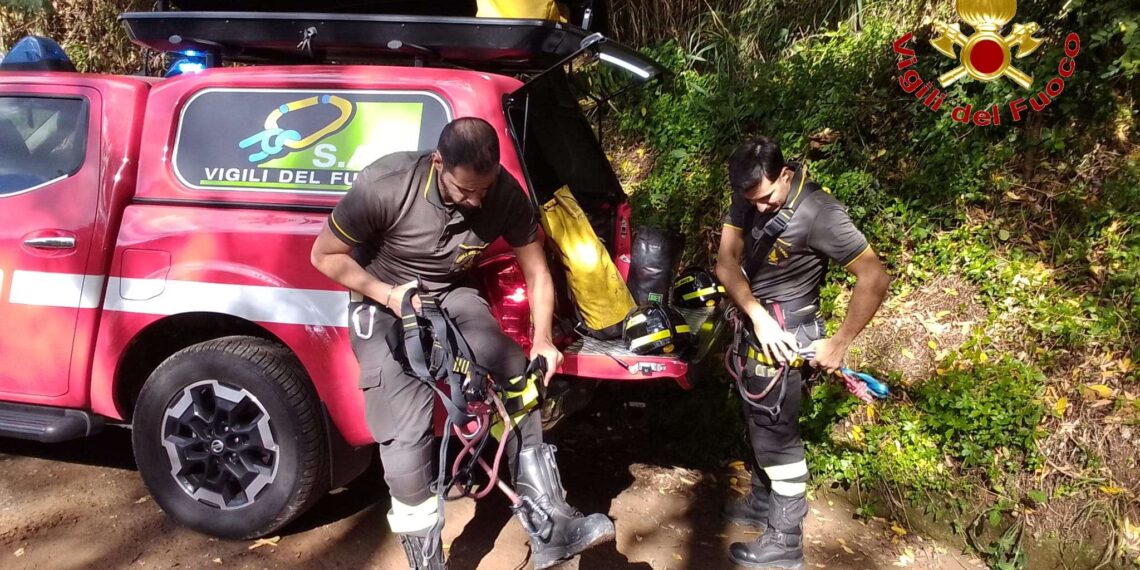 I Vigili del Fuoco salvano un uomo caduto in un burrone