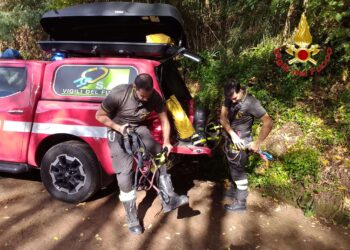 I Vigili del Fuoco salvano un uomo caduto in un burrone