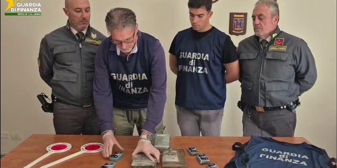Arrestato a Villa San Giovanni un corriere diretto in Sicilia con circa 7 chili di sostanze stupefacenti (VIDEO)