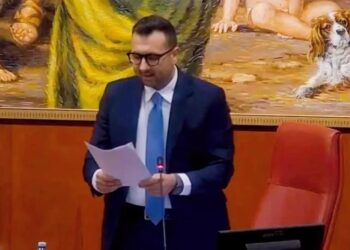 Salvatore Cirillo è il nuovo presidente del Consiglio regionale: eletto al primo scrutinio con 23 voti 5 Salvatore Cirillo è il nuovo presidente del Consiglio regionale: eletto al primo scrutinio con 23 voti