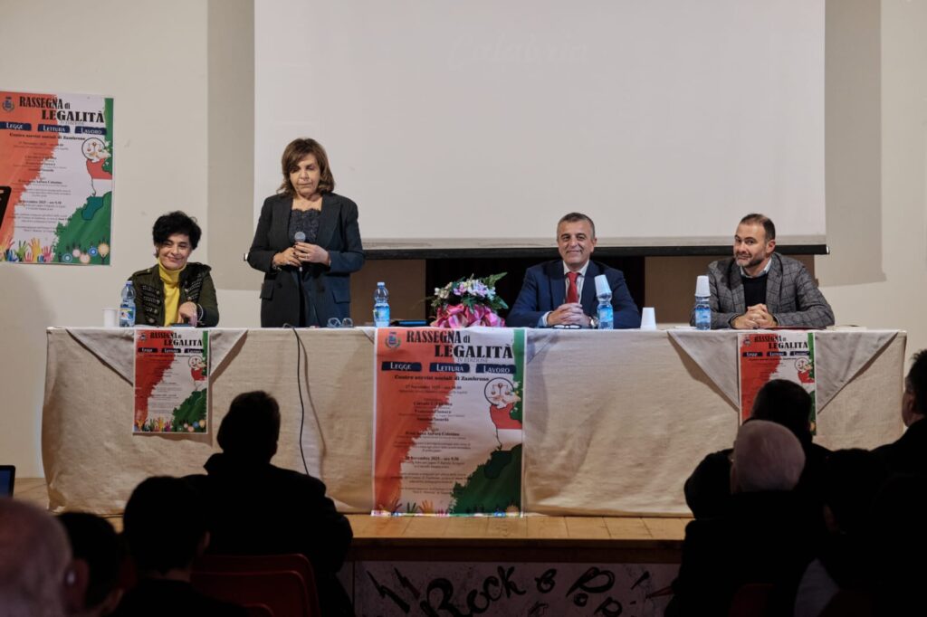 “Legge, Lettura, Lavoro”: la rassegna di legalità a Zambrone che conquista i giovani 2 Il tavolo dei relatori 1