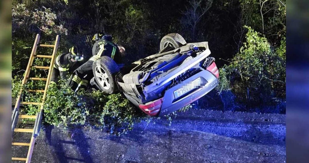 Auto con due ragazzi a bordo finisce in un burrone nel vibonese 1 Auto con due ragazzi a bordo finisce in un burrone nel vibonese