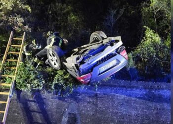 Mauto con due ragazzi a bordo finisce in un burrone nel vibonese