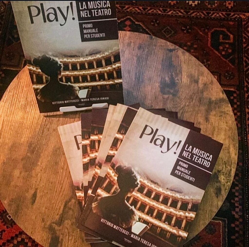 Grande successo per la presentazione di “Play! La musica nel teatro” al Liceo Morelli di Vibo Valentia 2 WhatsApp Image 2025 11 01 at 13.42.27 1