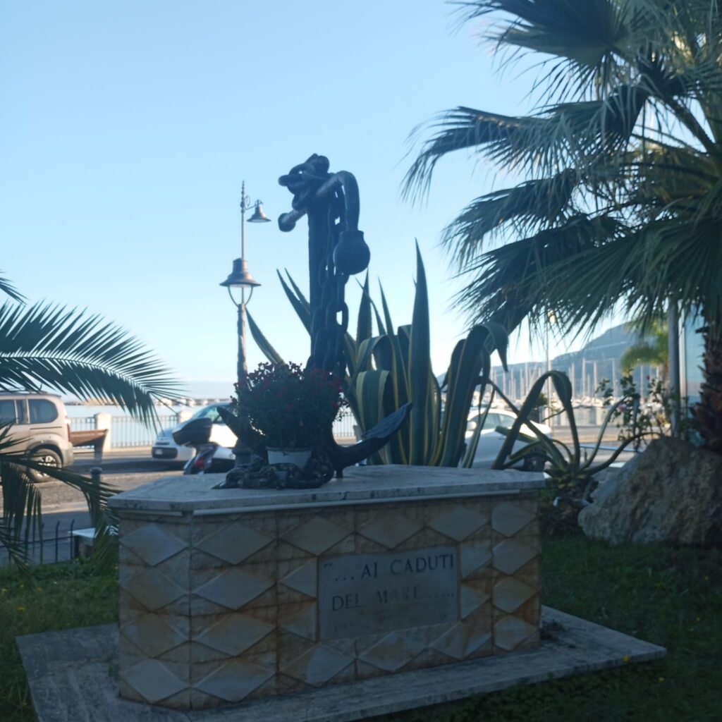 La Pro Loco di Vibo Marina rinnova il ricordo dei defunti: fiori ai simboli della memoria collettiva 5 WhatsApp Image 2025 11 02 at 10.37.39