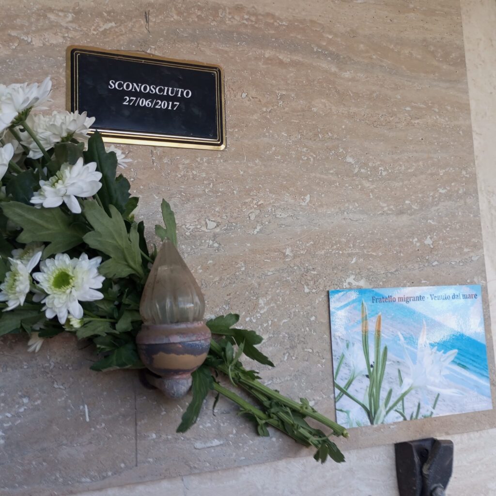 La Pro Loco di Vibo Marina rinnova il ricordo dei defunti: fiori ai simboli della memoria collettiva 3 WhatsApp Image 2025 11 02 at 10.38.23