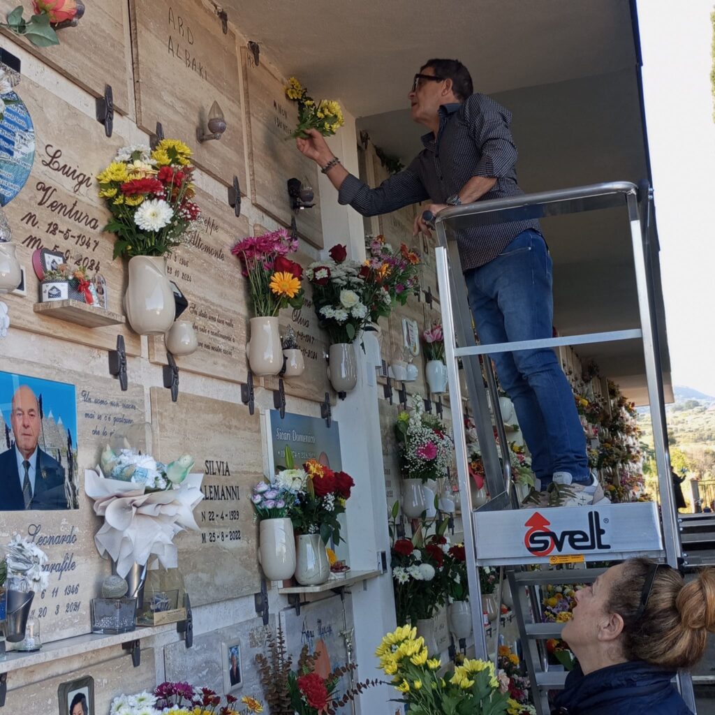 La Pro Loco di Vibo Marina rinnova il ricordo dei defunti: fiori ai simboli della memoria collettiva 2 WhatsApp Image 2025 11 02 at 10.40.08