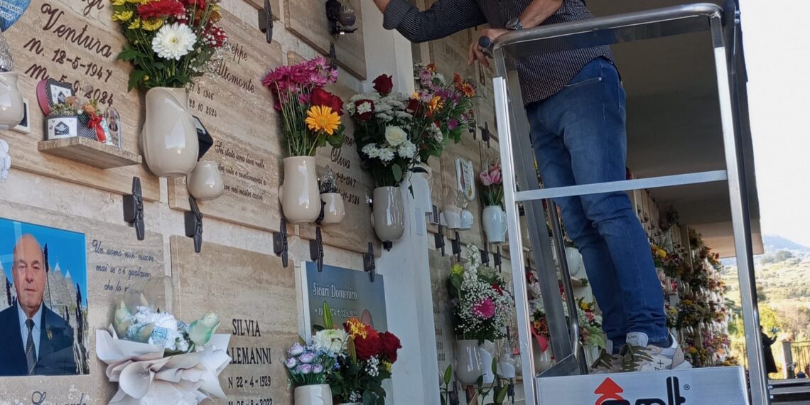 La Pro Loco di Vibo Marina rinnova il ricordo dei defunti: fiori ai simboli della memoria collettiva 1 La Pro Loco di Vibo Marina rinnova il ricordo dei defunti: fiori ai simboli della memoria collettiva