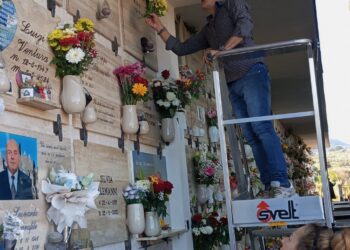 La Pro Loco di Vibo Marina rinnova il ricordo dei defunti: fiori ai simboli della memoria collettiva