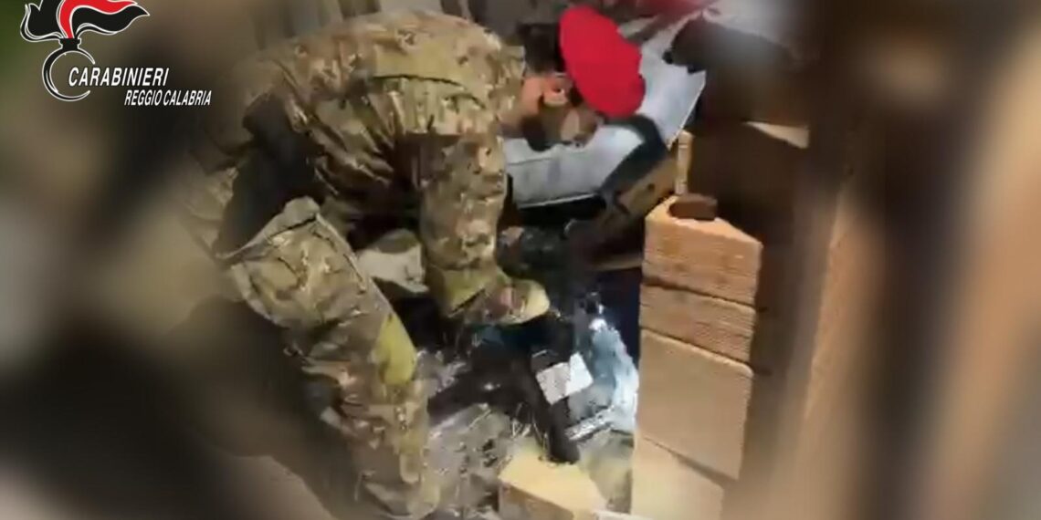 I Carabinieri scoprono della droga nascosta in un casolare abbandonato a Bianco (VIDEO)