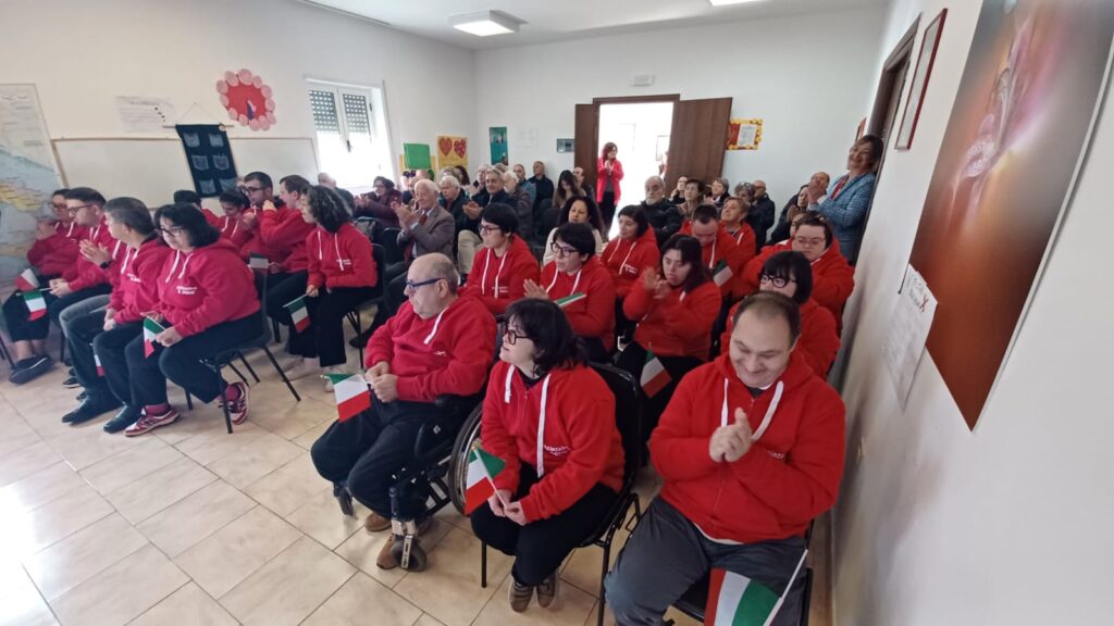 L'UIR di Vibo Valentia regala la Bandiera Italiana all'associazione Il Dono di Jonadi (VIDEO) 8 WhatsApp Image 2025 11 22 at 10.28.32 2
