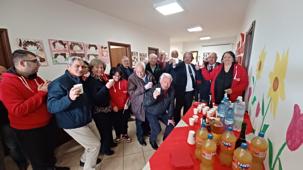 L'UIR di Vibo Valentia regala la Bandiera Italiana all'associazione Il Dono di Jonadi (VIDEO) 10 WhatsApp Image 2025 11 22 at 13.13.58 2