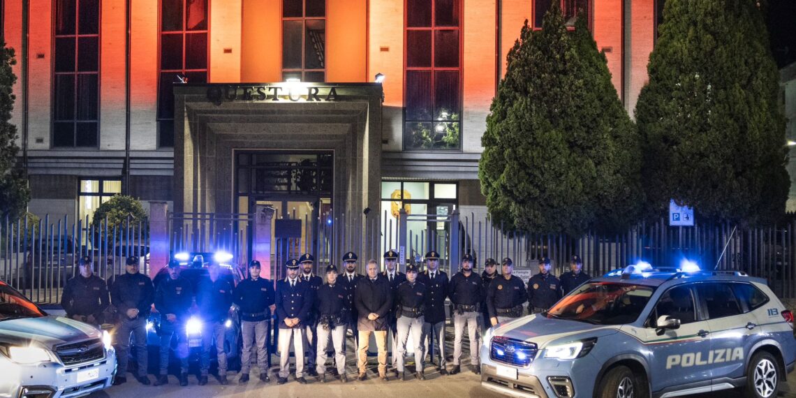 Giornata per l’eliminazione della violenza contro le donne, la Questura si tinge di arancione