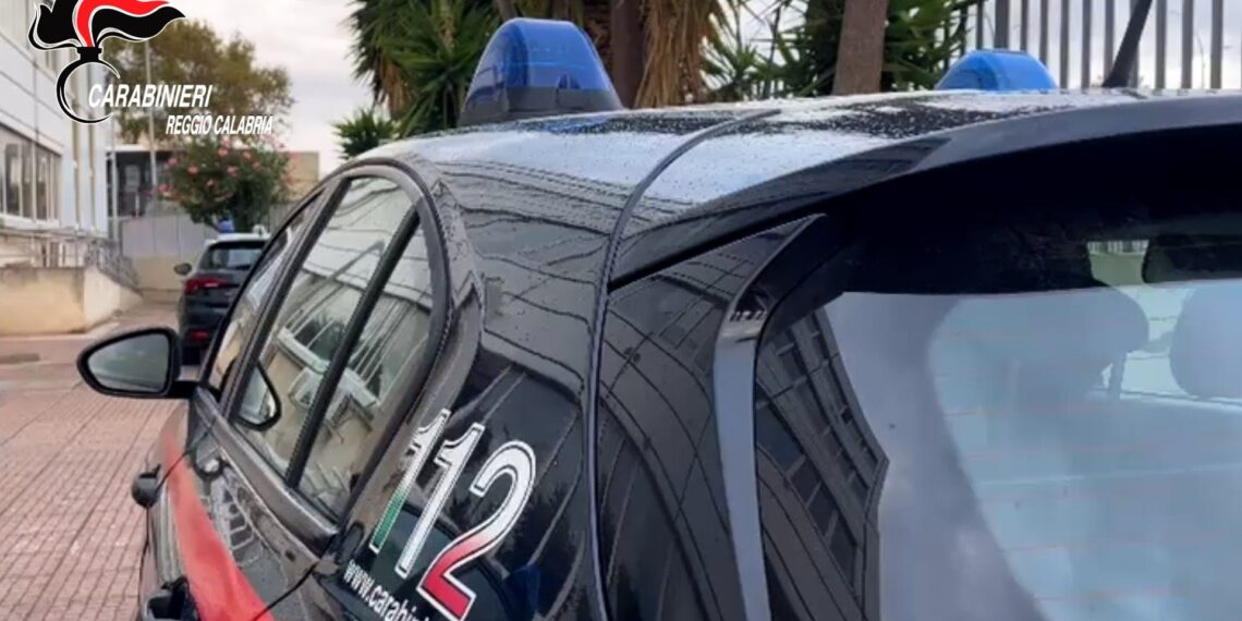 Vittima di un ricatto sessuale denuncia una donna ai Carabinieri (VIDEO)