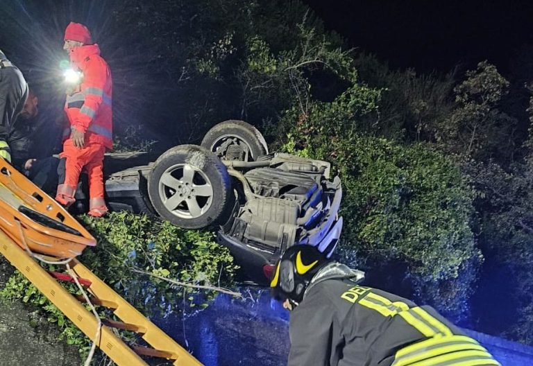 Auto con due ragazzi a bordo finisce in un burrone nel vibonese 2 WhatsApp Image 2025 11 30 at 08.16.25 2 e1764492992839 768x528 1