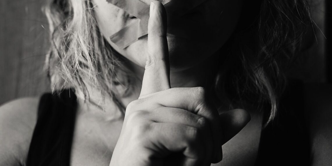 Libera i tuoi pensieri e Fuori dalla gabbia: a Pizzo una manifestazione contro la violenza psicologica